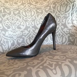 Steve Madden 7.5 metallic grey shoes